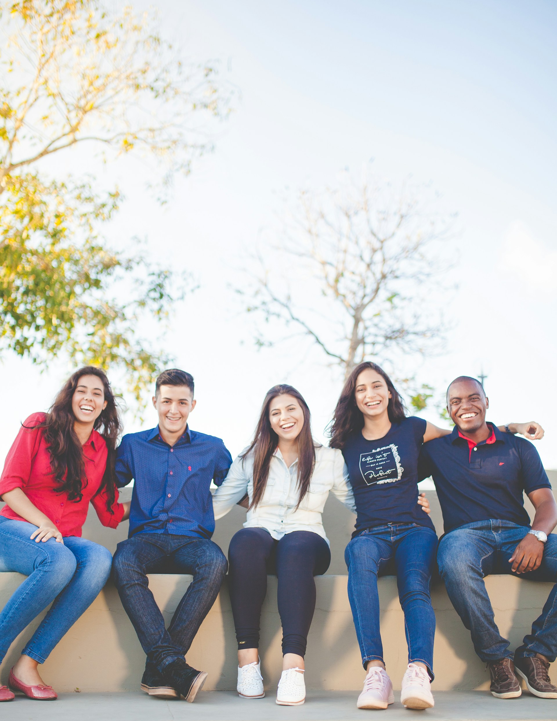 Jóvenes estudiantes sonrientes